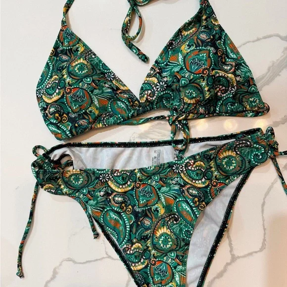 4 Bikini Sets - all medium - Picture 7 of 11